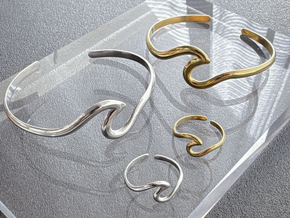 大人の手元を飾る、波のようなデザインバングル&リング
