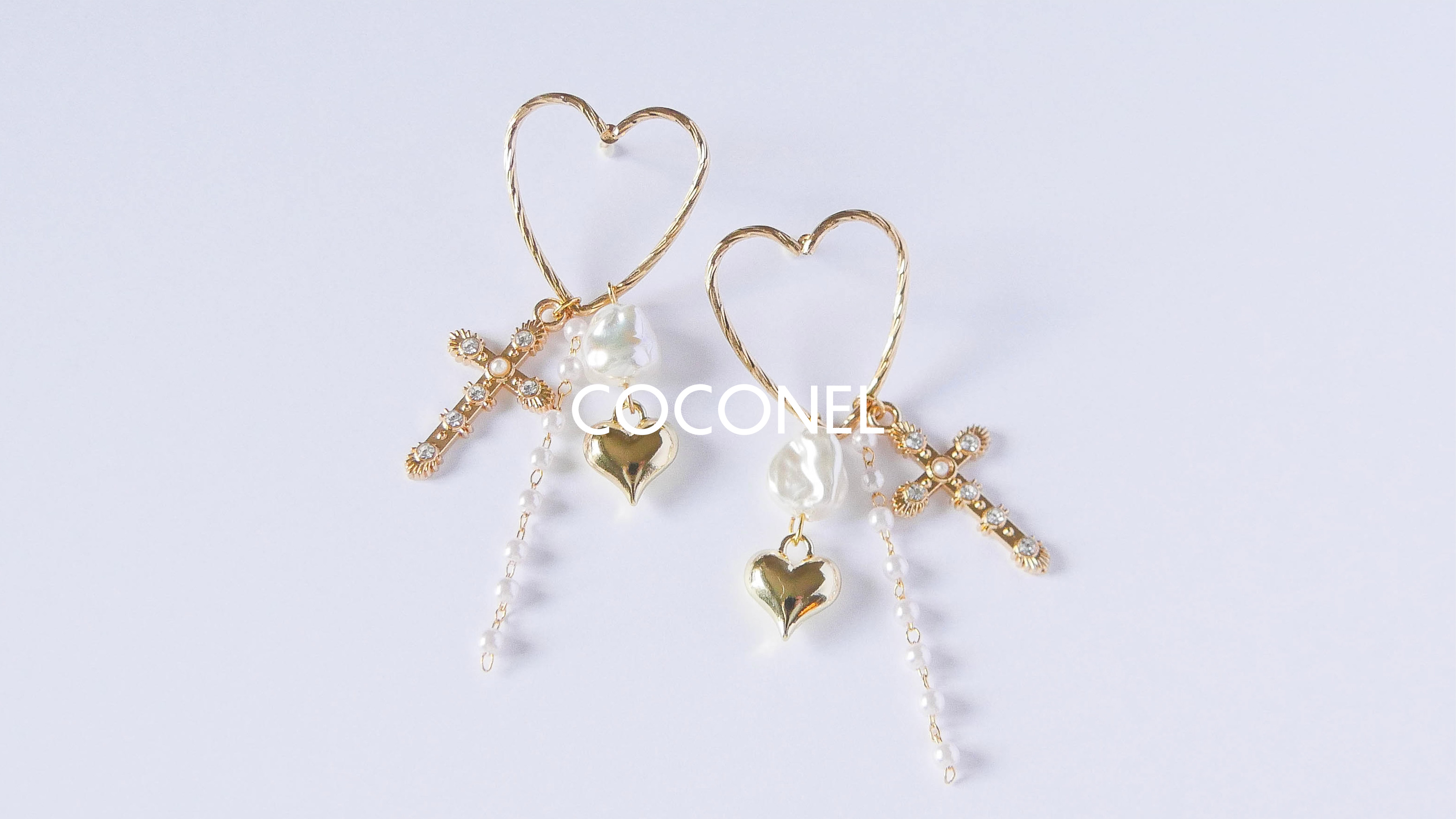 ハート×ゴールドの大人ガーリーなロングアクセサリー