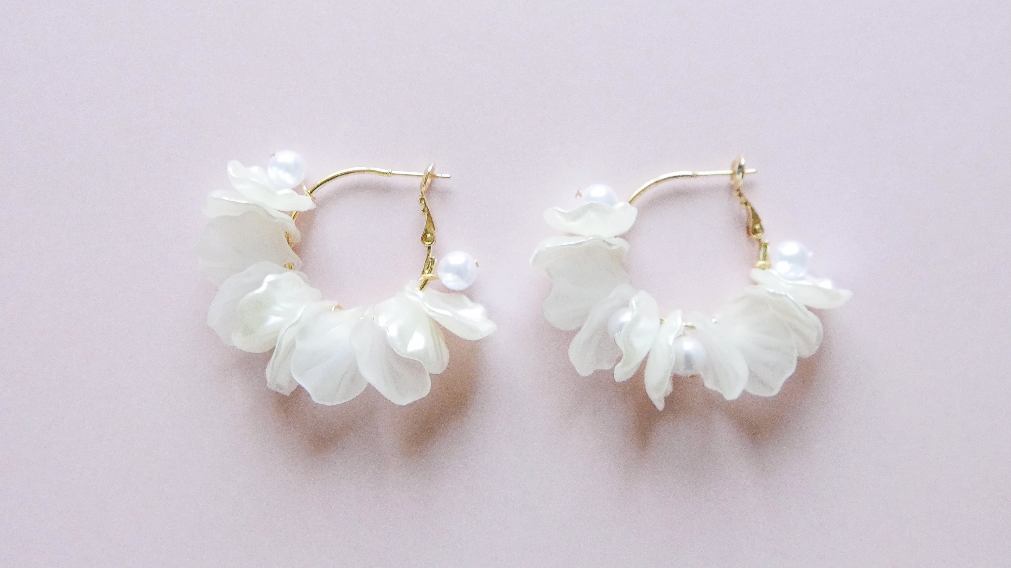 パールの花びらパーツで作るフープピアス