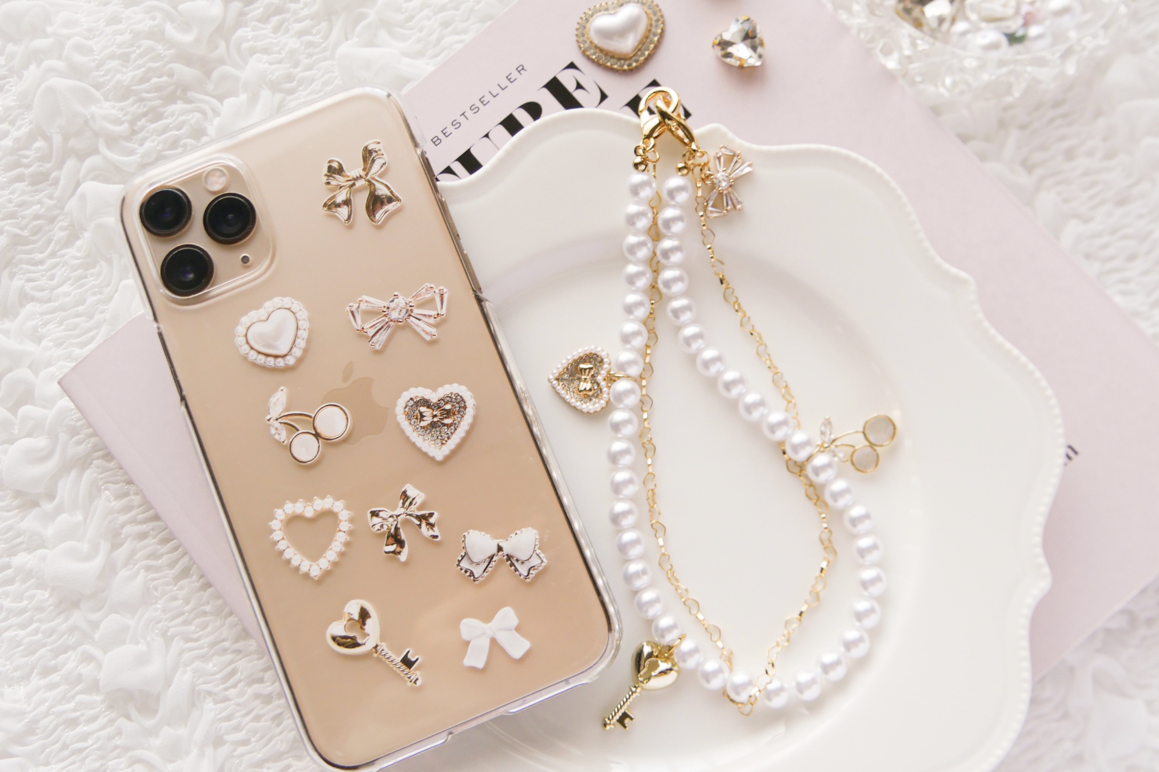 girlyなゴールドチャームでスマホケースとお揃いを楽しむストラップ作り♫