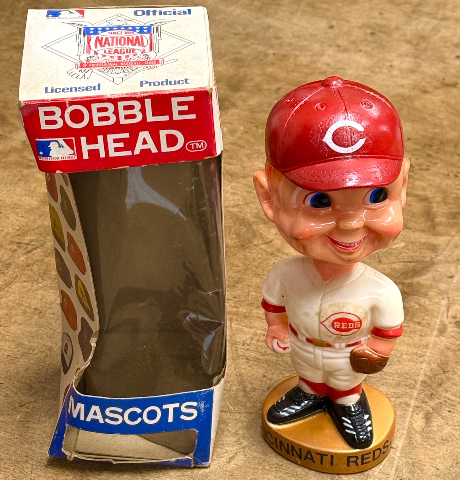 1974年のボブルヘッド人形（店頭）