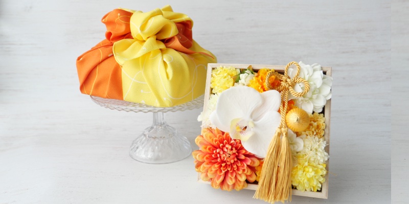 【母の日特集】パッと明るい笑顔を贈る。唐草屋さんの風呂敷で包む和風ボックスアレンジメント
