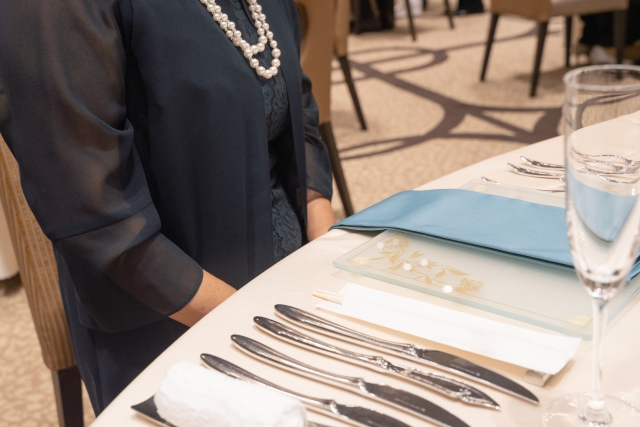 友人の結婚式に参列します。どんなアクセサリーを合わせたらいいですか？