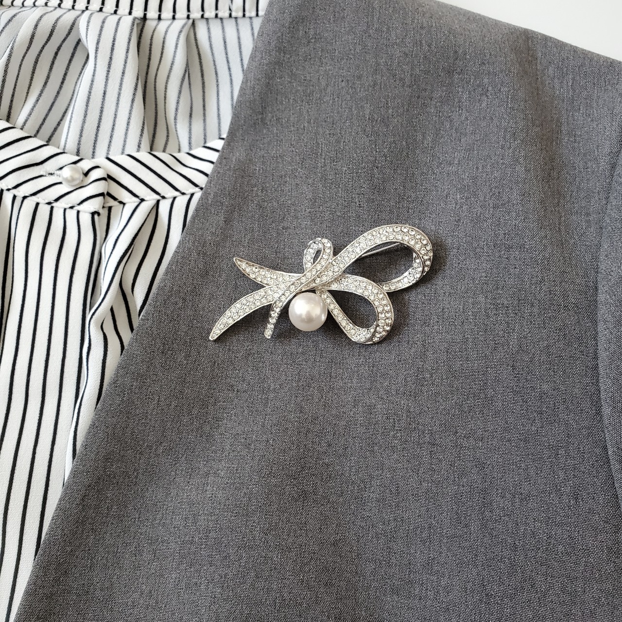 【卒業式】控えめでも写真に映える|40代・50代のための上品ブローチ選び