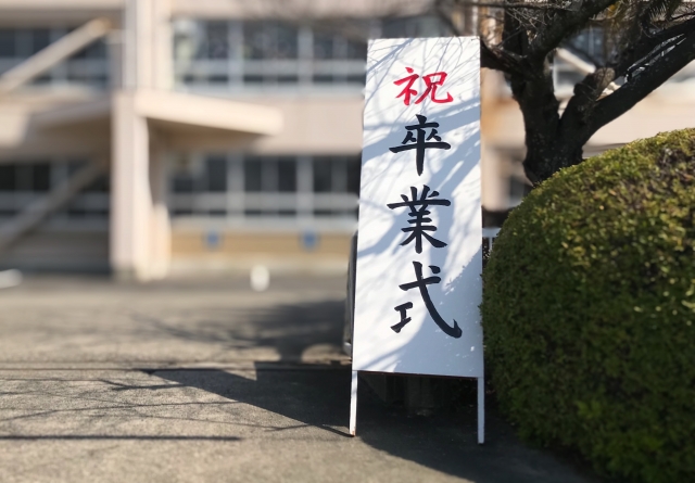 卒園式・卒業式に選ばれるブローチとは?30代~ふさわしい上品なセレモニーブローチの選び方