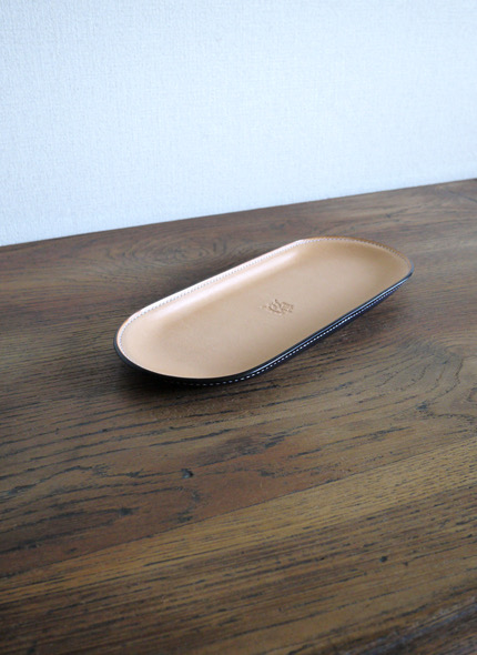 日常に上質を。暮らしに馴染む革のトレイ。