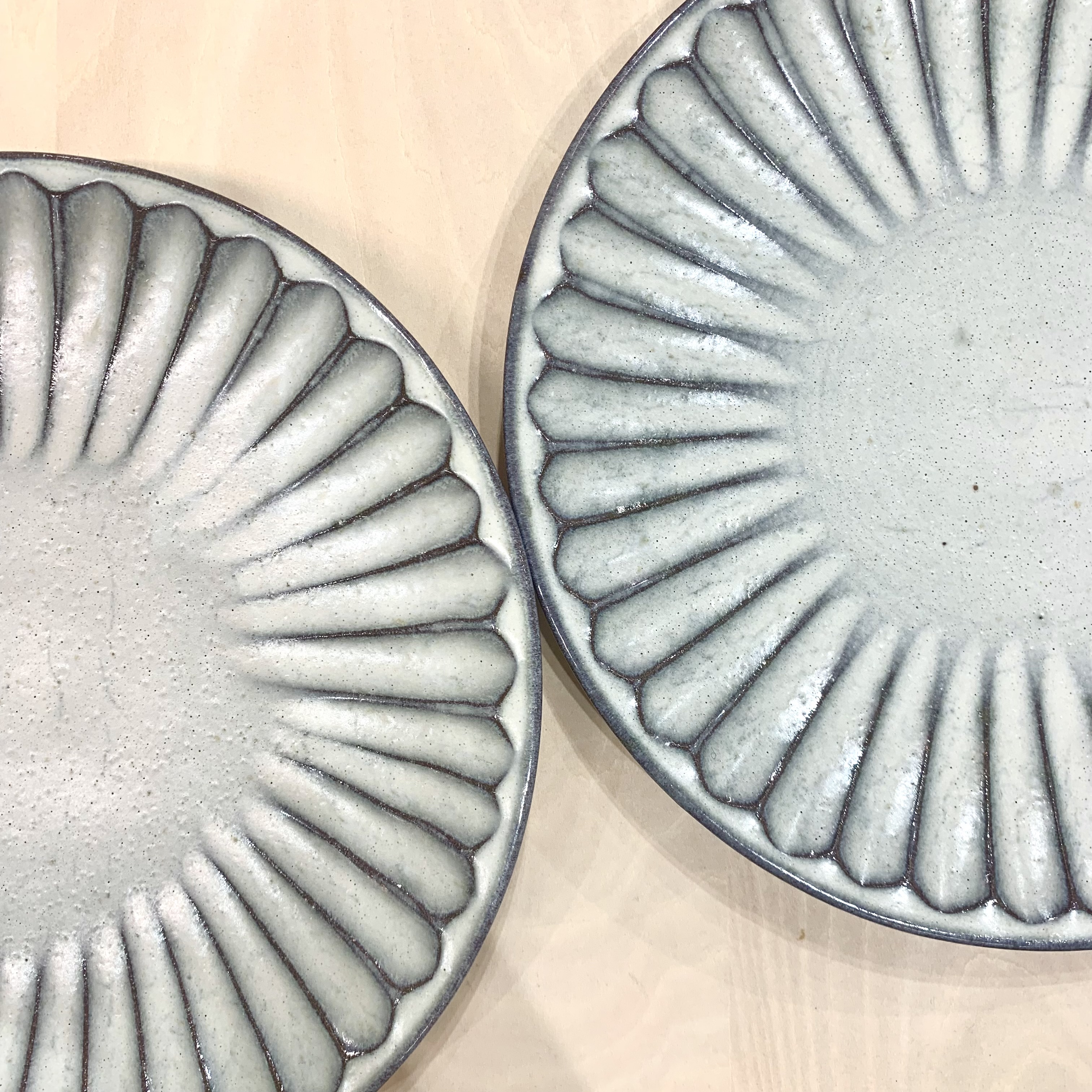 新商品　源右衛門窯　鎬　8.5寸皿　白