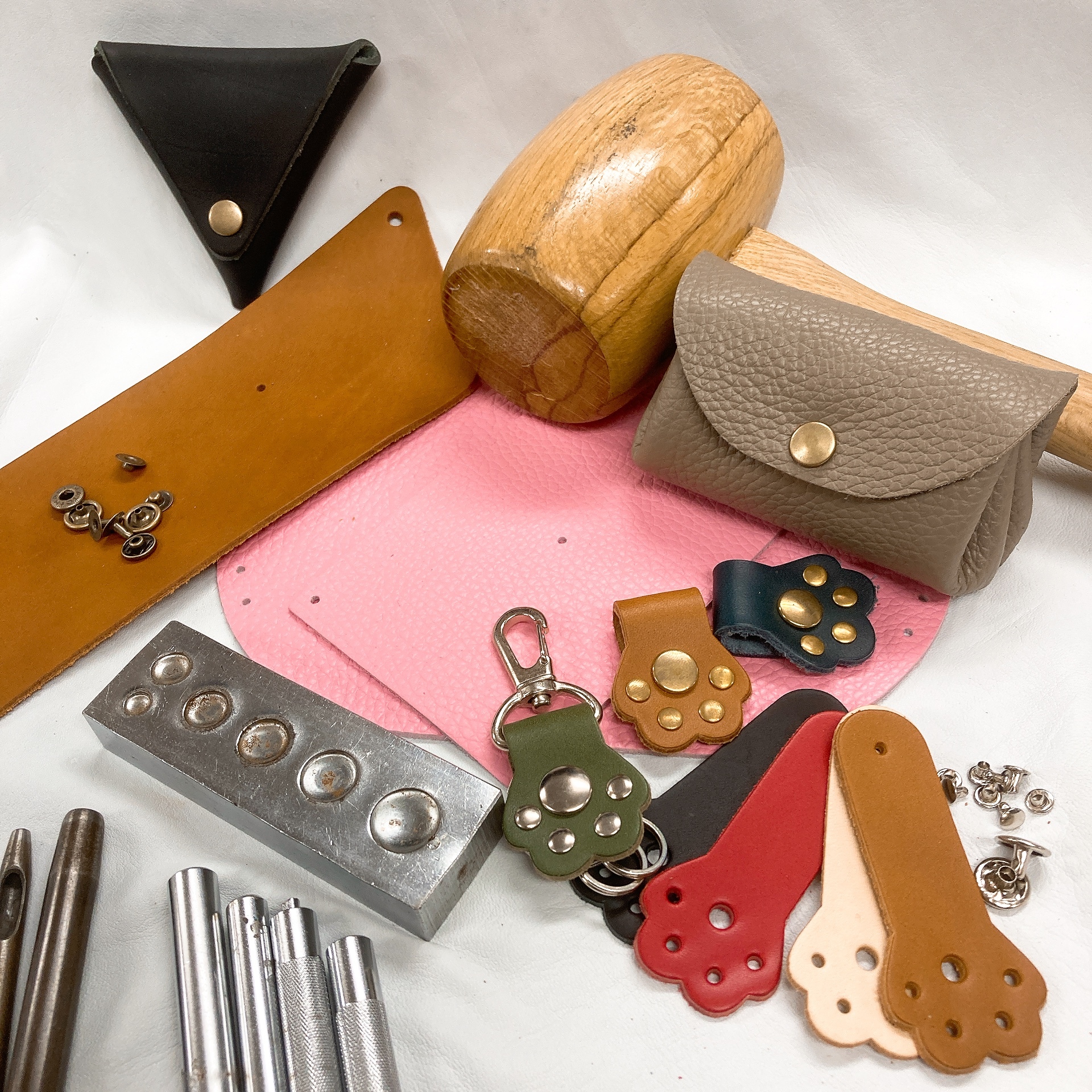 ★クラフトの秋到来!★手ぶらでレザクラ体験「お店でレザー小物を作ろう」【期間】10/11~10/31