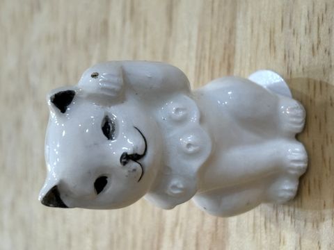 昭和レトロ　陶器の小さな白い招き猫