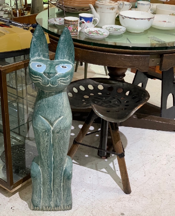 D-plus-stockの猫たち⑤　ずっしり！　大きな木彫りの青緑猫。