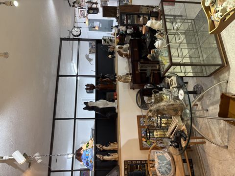 一丁目ねこ番地　店の配置替え進行中。