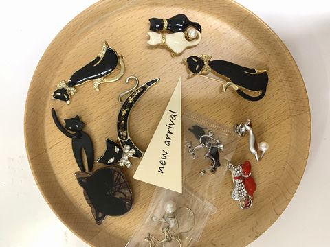 NEW ARRIVAL !　猫のアクセサリー。