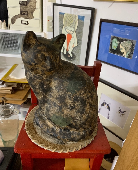 D-plus-stock の猫たち④  大きなお守りの錆猫。