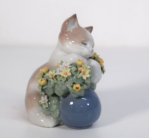 リヤドロ　猫のフィギュリン　「お昼寝の場所」入荷しました。