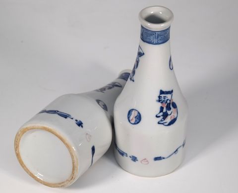 花見酒に！　猫の徳利と小皿。
