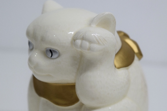 D-plus-stock の猫たち⑥　尾関孝之作　銀の目の招き猫