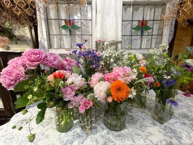 イチゴと薔薇と芍薬とエキナセアとオルレアと矢車草とニゲラとその他大勢の巨大なブーケ見参！！