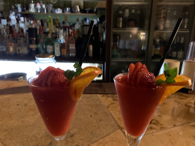 いちごとオレンジのカクテルなんぞ飲みながら。