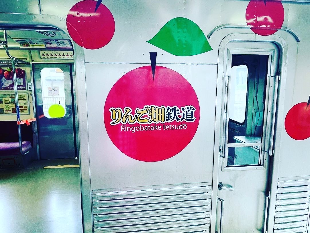 赤いブロックチェックのワンピで弘前観光大使に自分で勝手に任命！１　りんご畑鉄道のなんてかわゆいこと!
