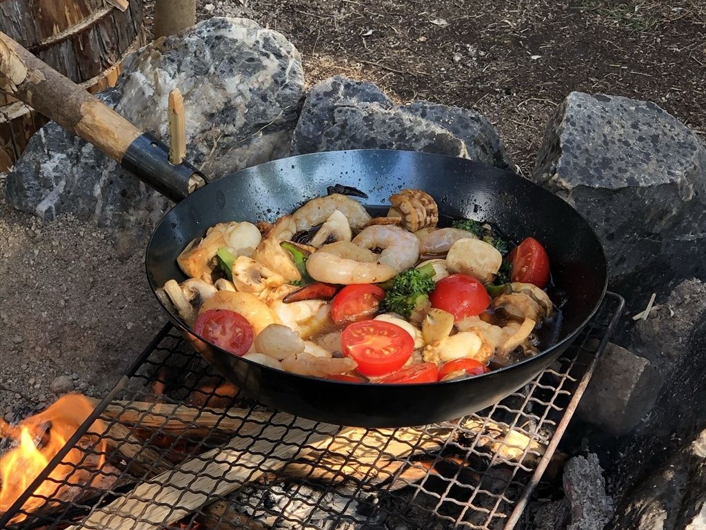 アヒージョをおしゃれに楽しむ！北欧食器＆ポーリッシュポタリーで食卓を彩ろう