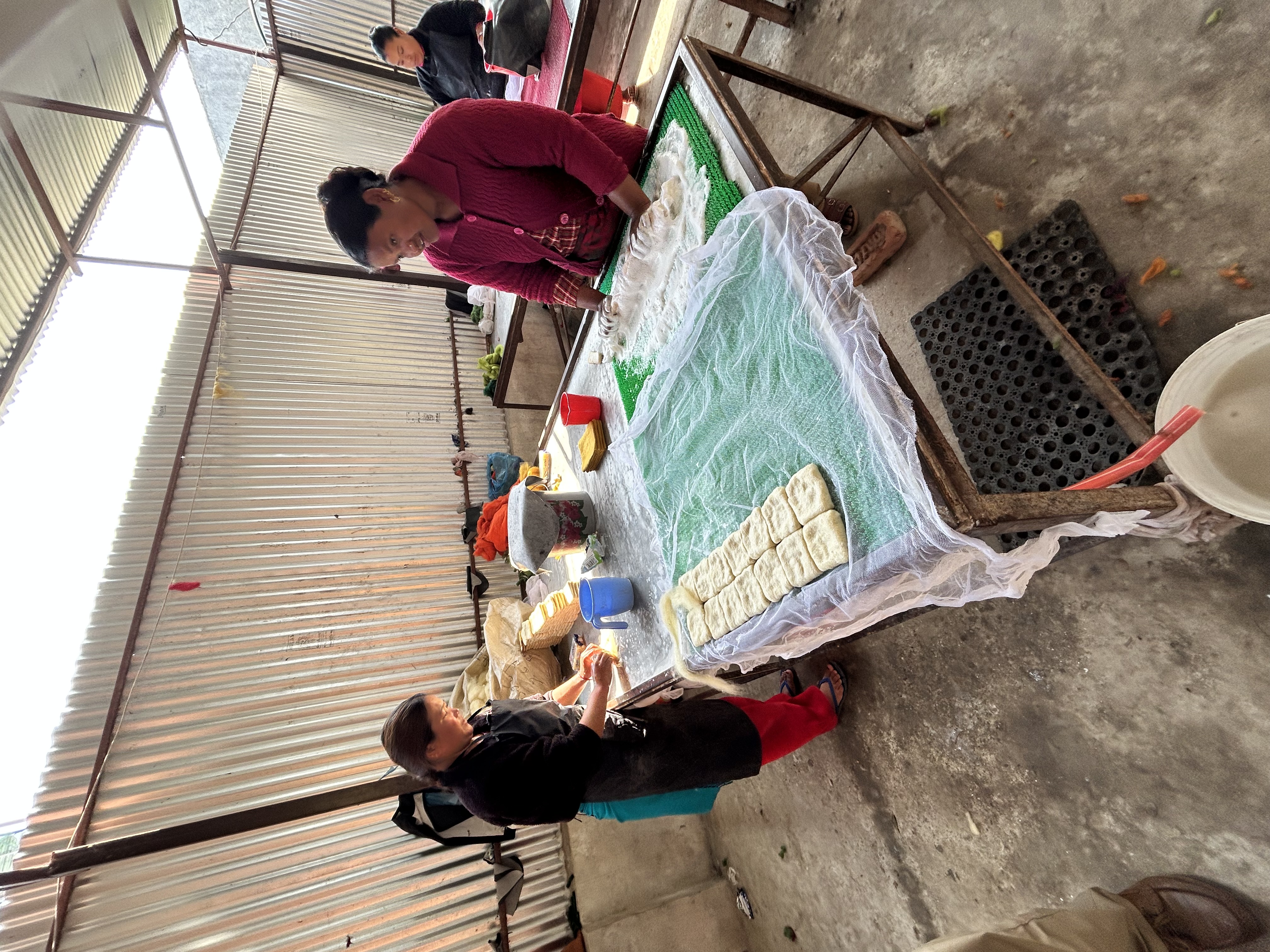 2025年12月　　カトマンズ近くのフェルト工場の見学で納得。　