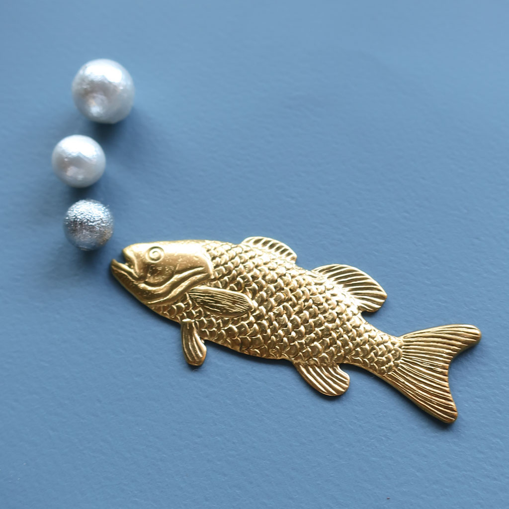個性派アクセサリーに使いたいリアルな魚モチーフ｜USA無垢真鍮ハンドメイドパーツ[A2555]