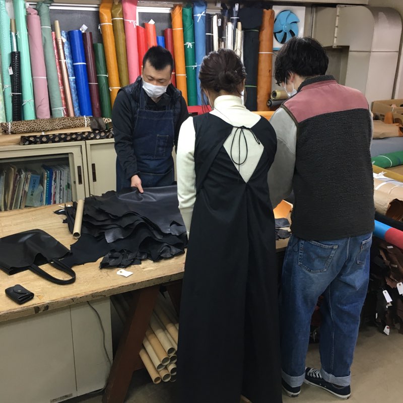 ナニワの革問屋巡りにご案内。楽しんでいただけて良かったです。