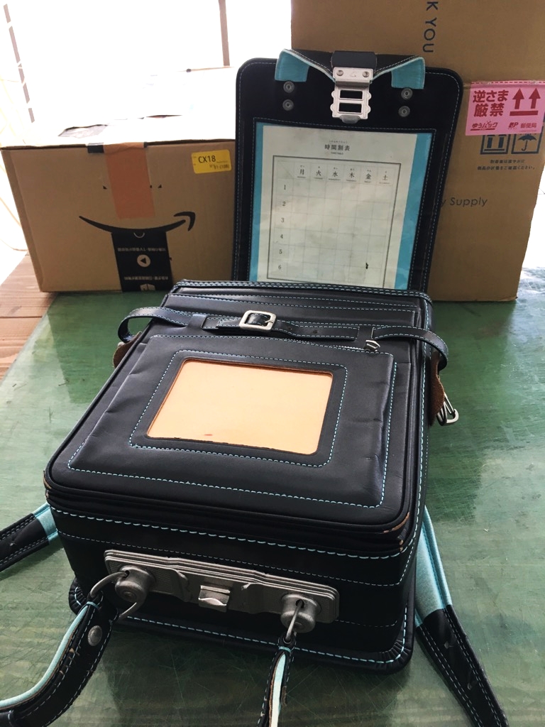 届いたランドセルはひとまずチェックをしています。