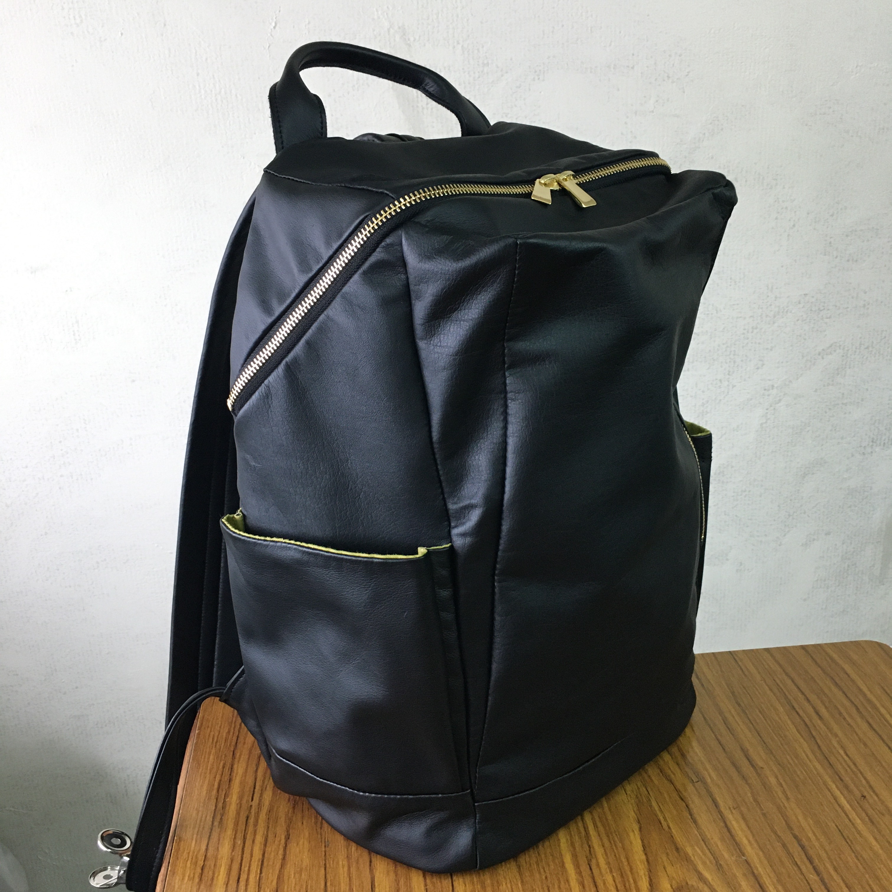 レザーリュックのサンプル製作中。