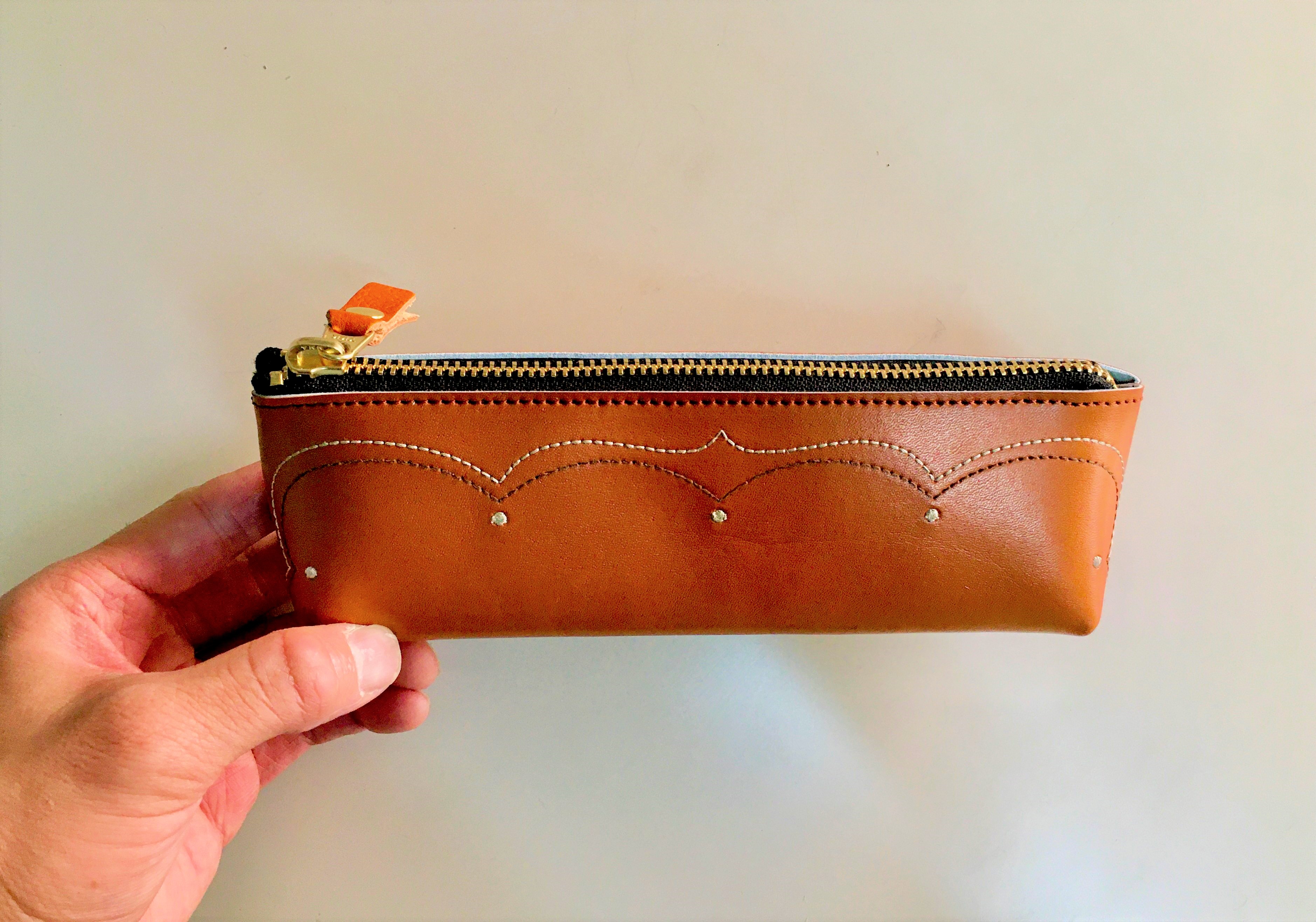 安定のペンケースです。ランドセルの刺繍部分を贅沢に使用しております。