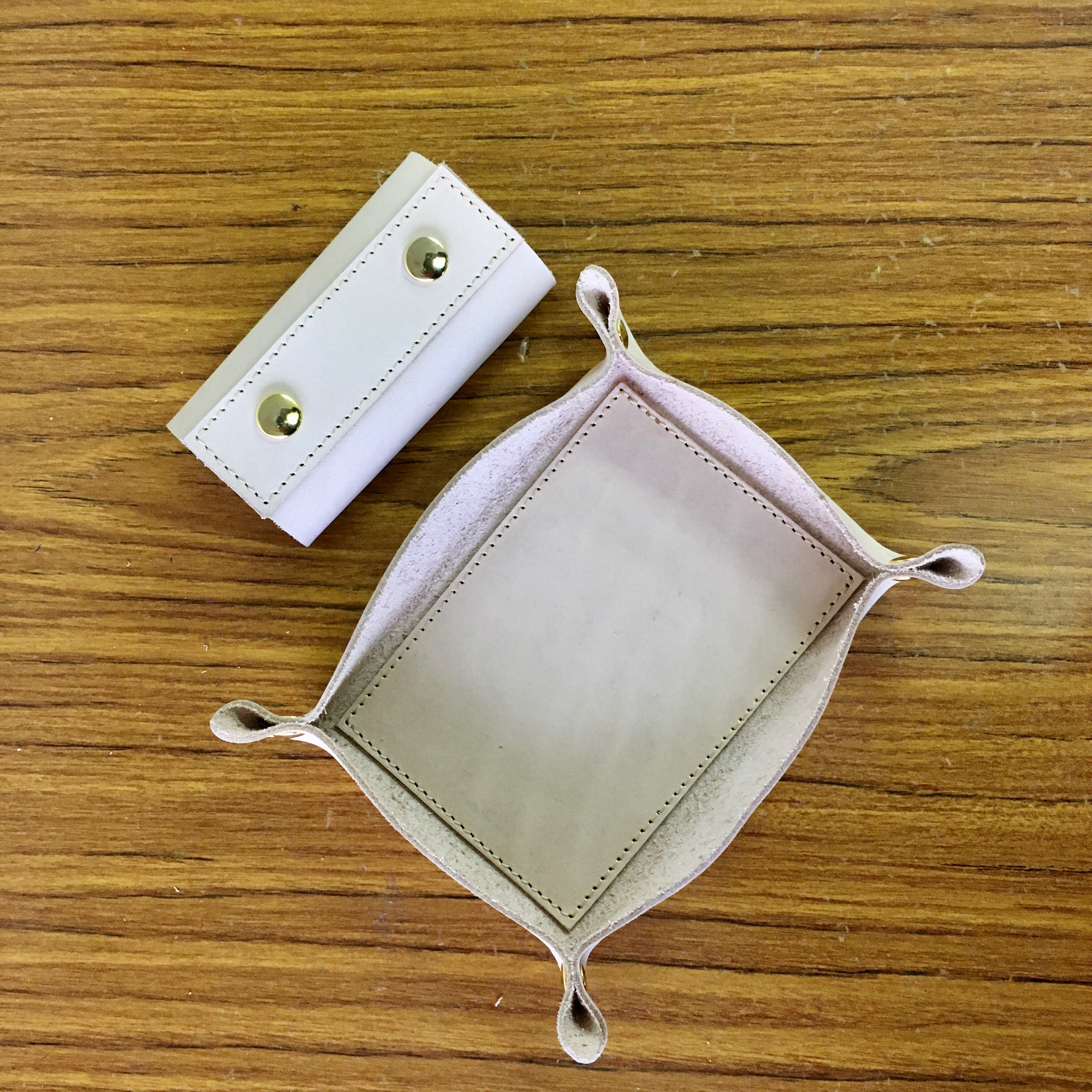 革にえんとつ町のプペルを印刷するシリーズの型サンプルを進めております。