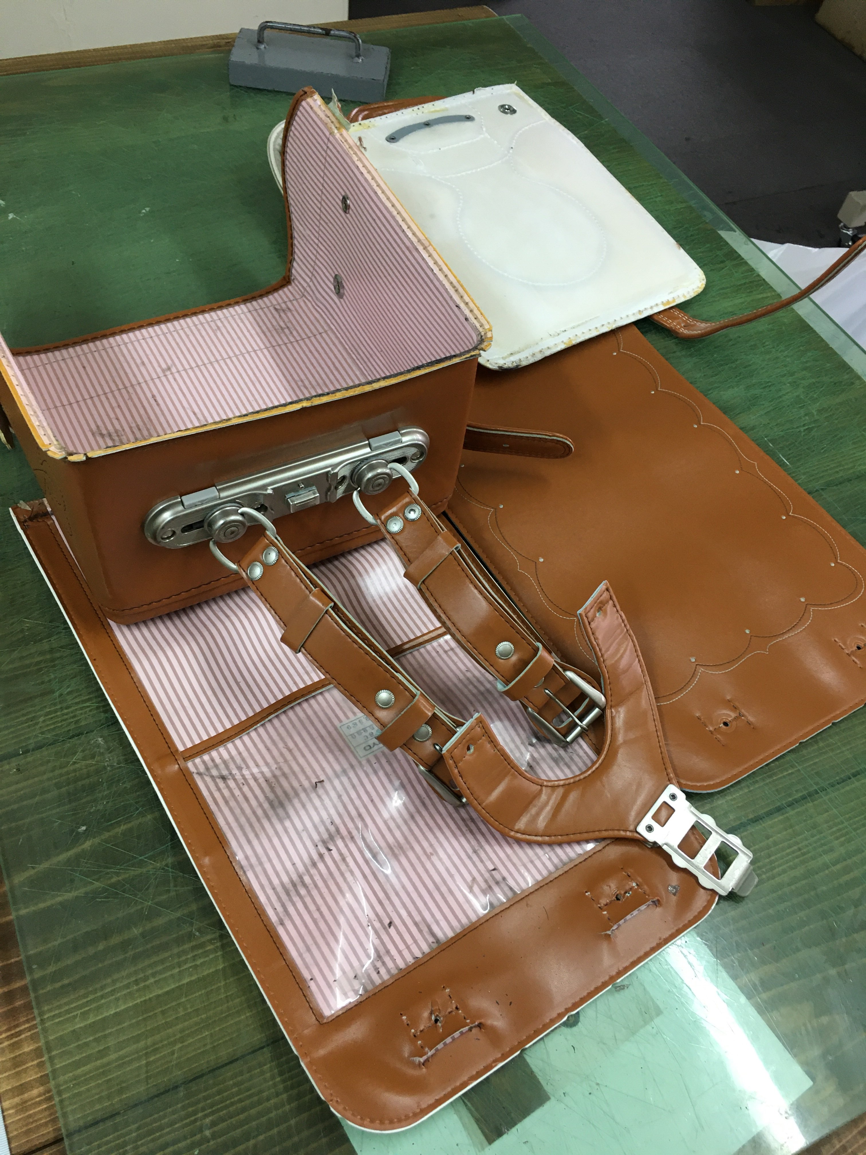 ランドセルリメイクを続行中。解体作業はコツも必要です。