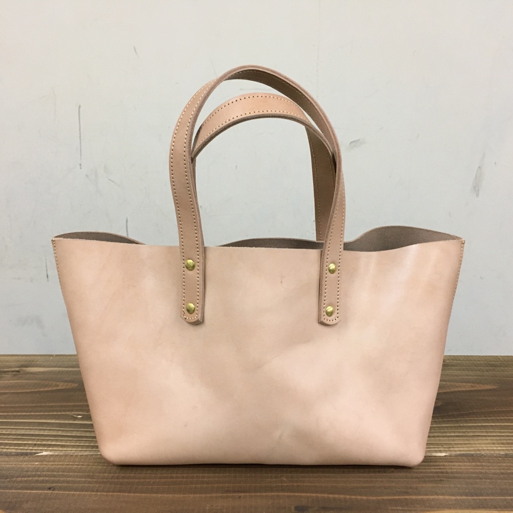 製作体験用サンプルの１つ。素上げのヌメのトートです。