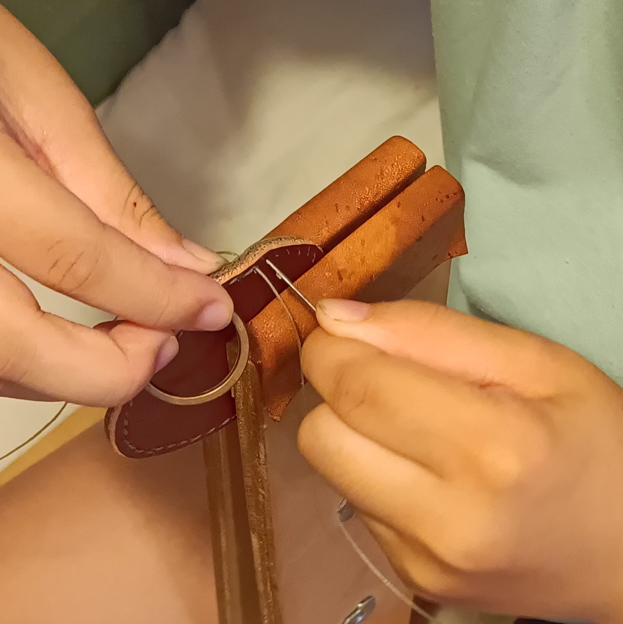夏休みの工作にはちょっとむかないかもしれませんが、子供と革手縫いをしました。