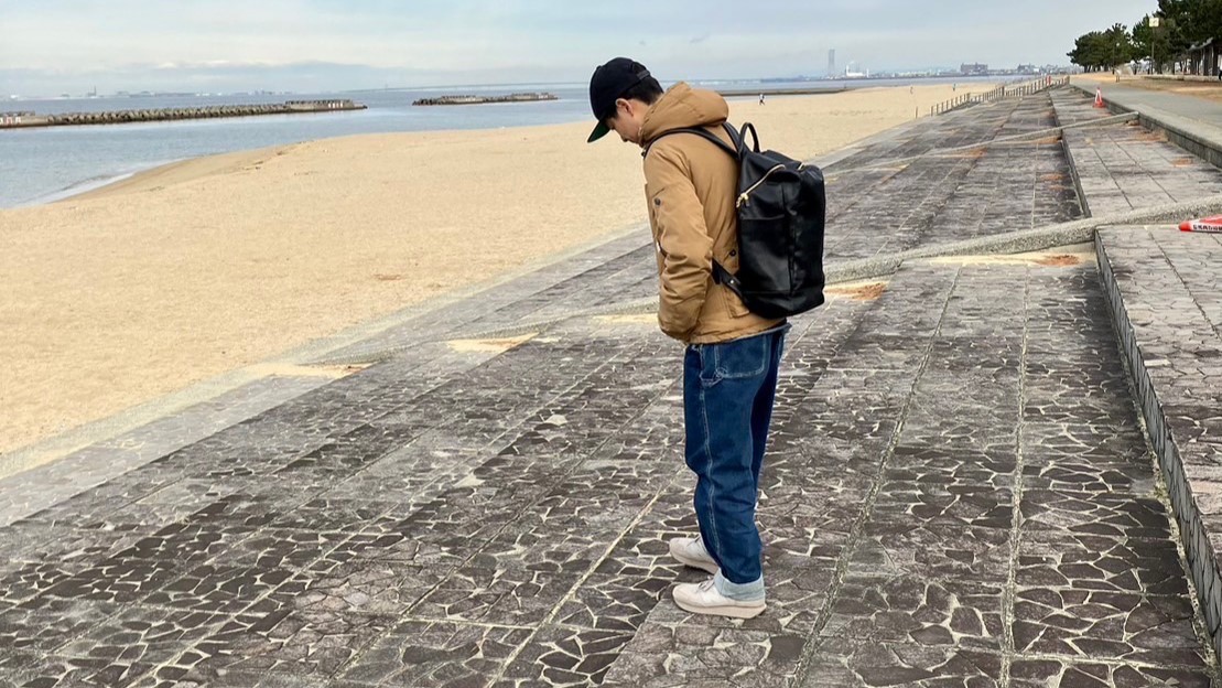 シュリンクレザーのリュック。アウターを着て背負ったイメージです。
