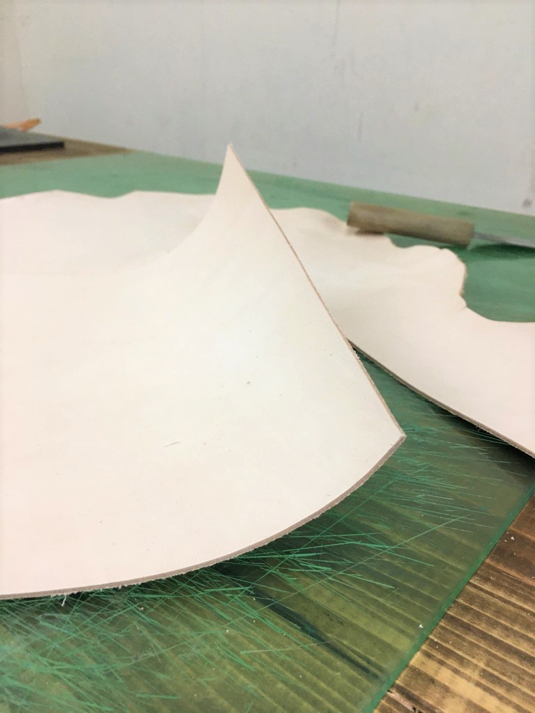 印刷テスト用の革を裁断。革の巻き癖をとる作業をしました。
