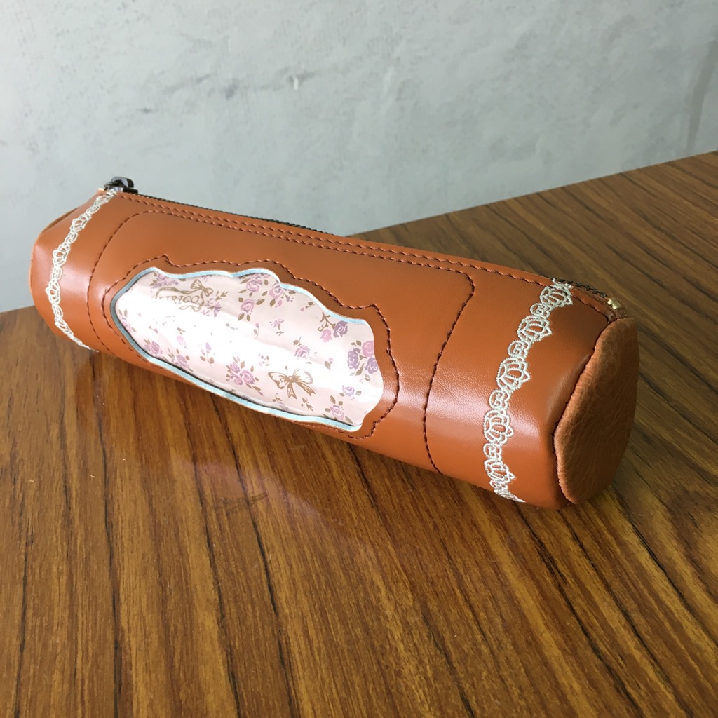 ランドセルの前ポケットからロール型ペンケースが完成しました。