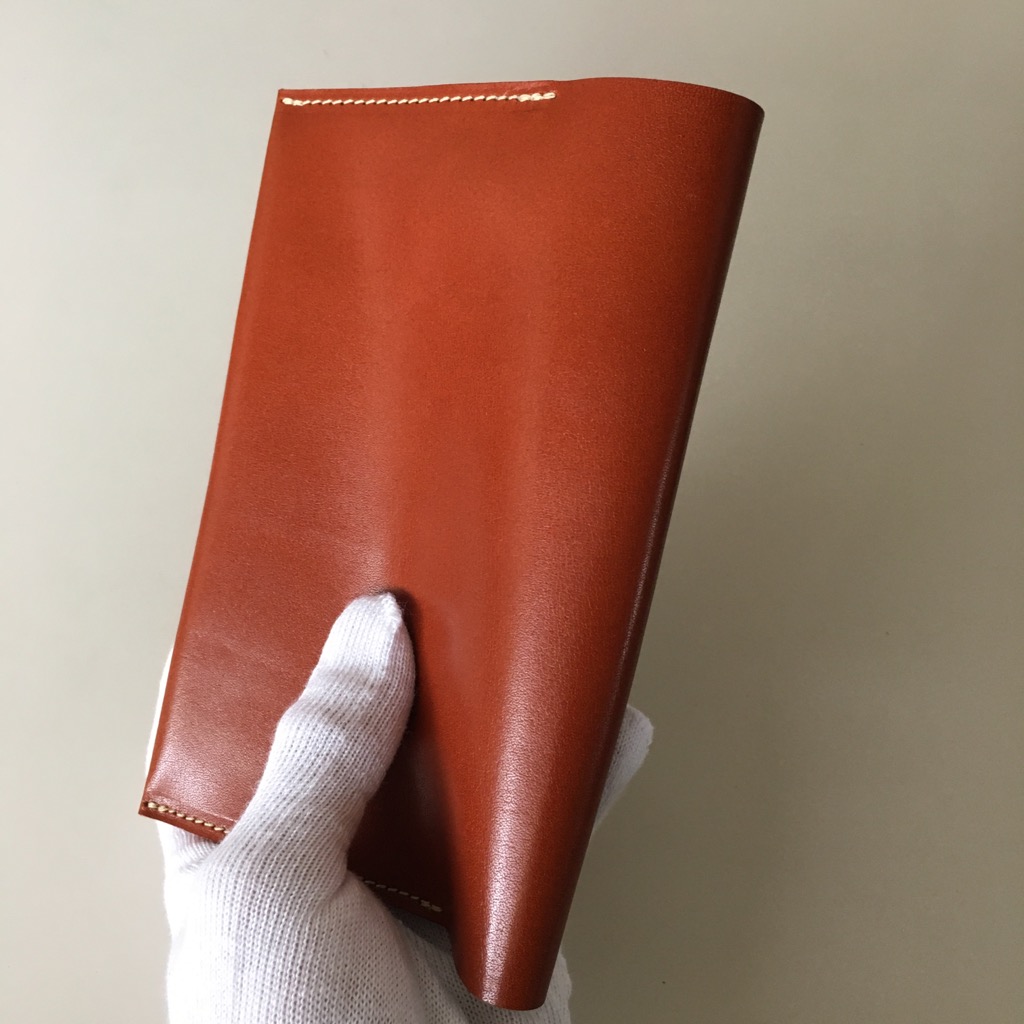 ツヤツヤの革小物おすすめです。