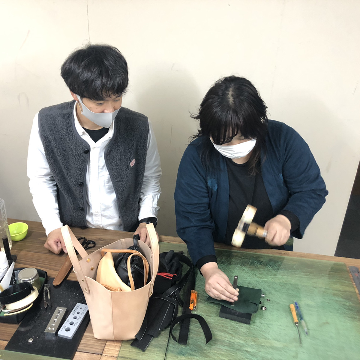 ナニワの革問屋巡り＆製作体験。製作体験では余った時間で簡単な小物等もお作りいただけます。