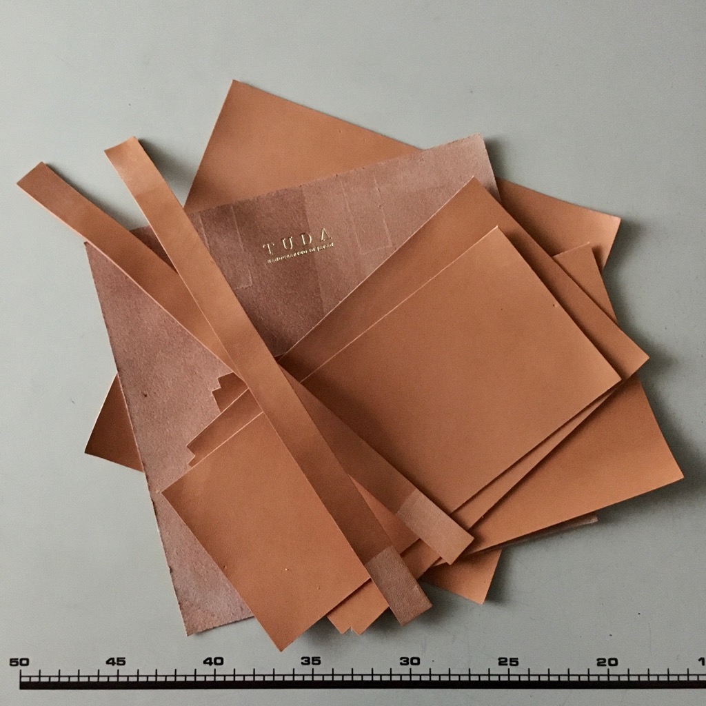 シンプルを追求したレザーバッグ。ご注文分の製作風景です。