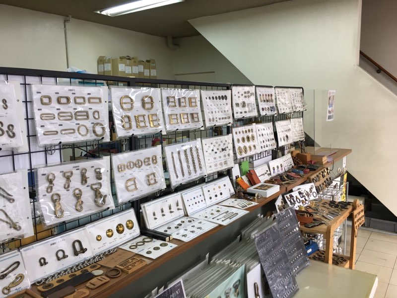 製作体験金具屋さん編。金具屋さんの棚は見ごたえあります。