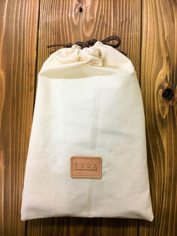バッグは帆布製の巾着にお入れします。