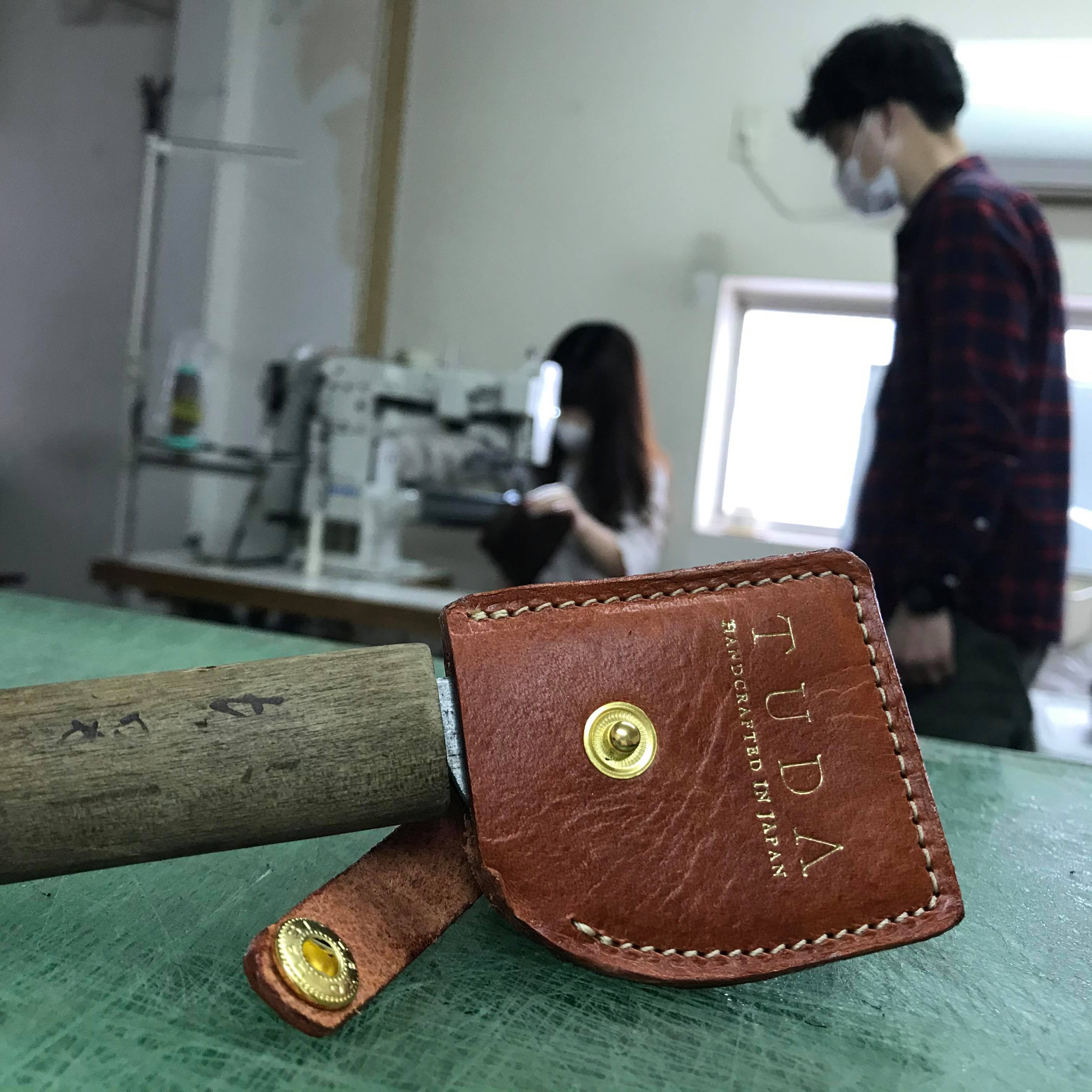 大阪でレザーのちょっと変わった製作体験をしています。