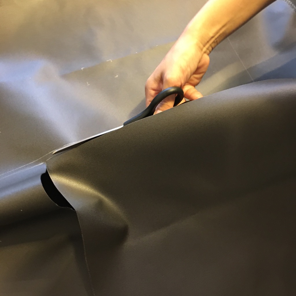 一番大きな商品の裁断作業は作業台では行いません。