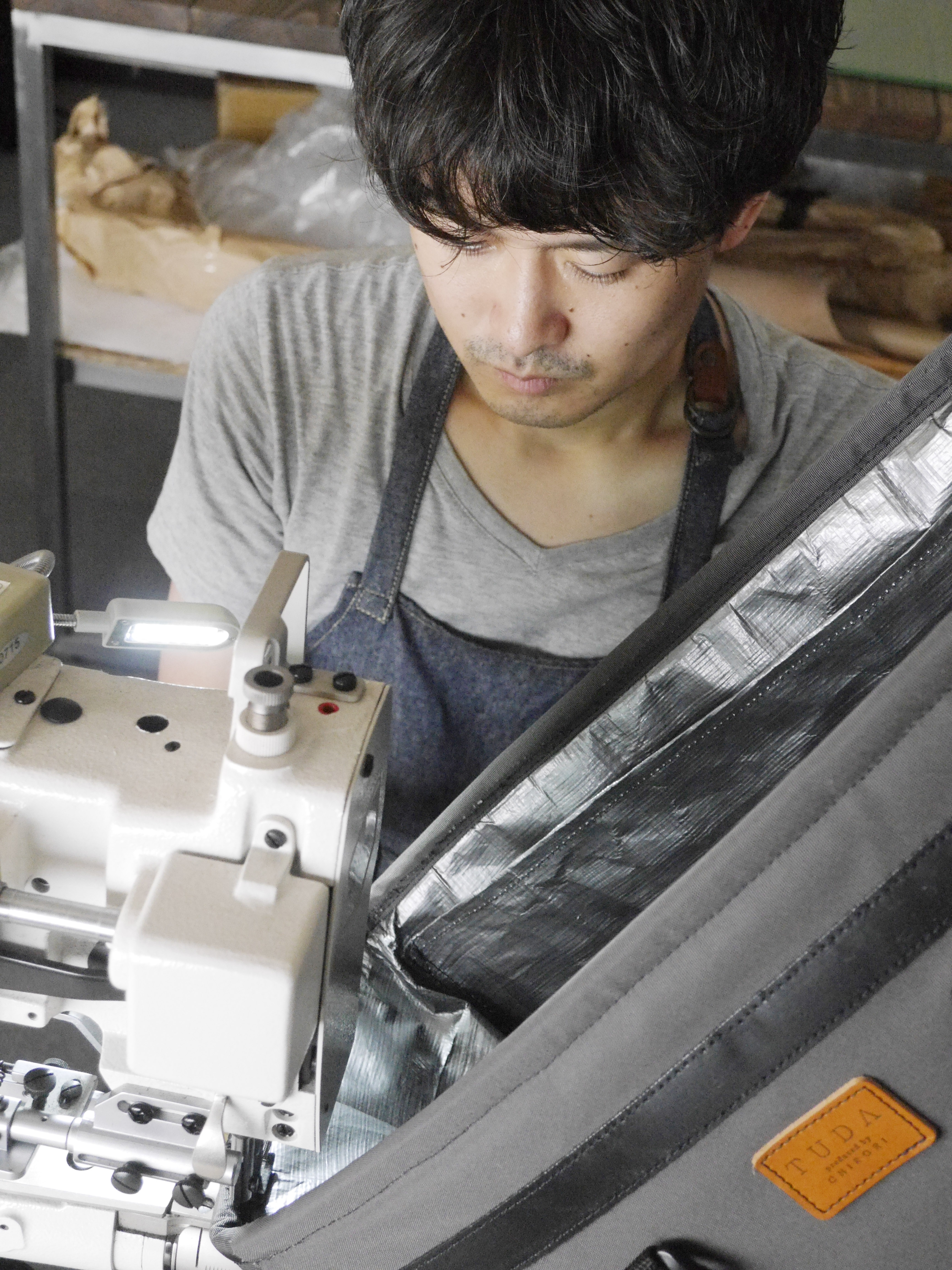 抱えながら縫製するような大きなバッグもあります。