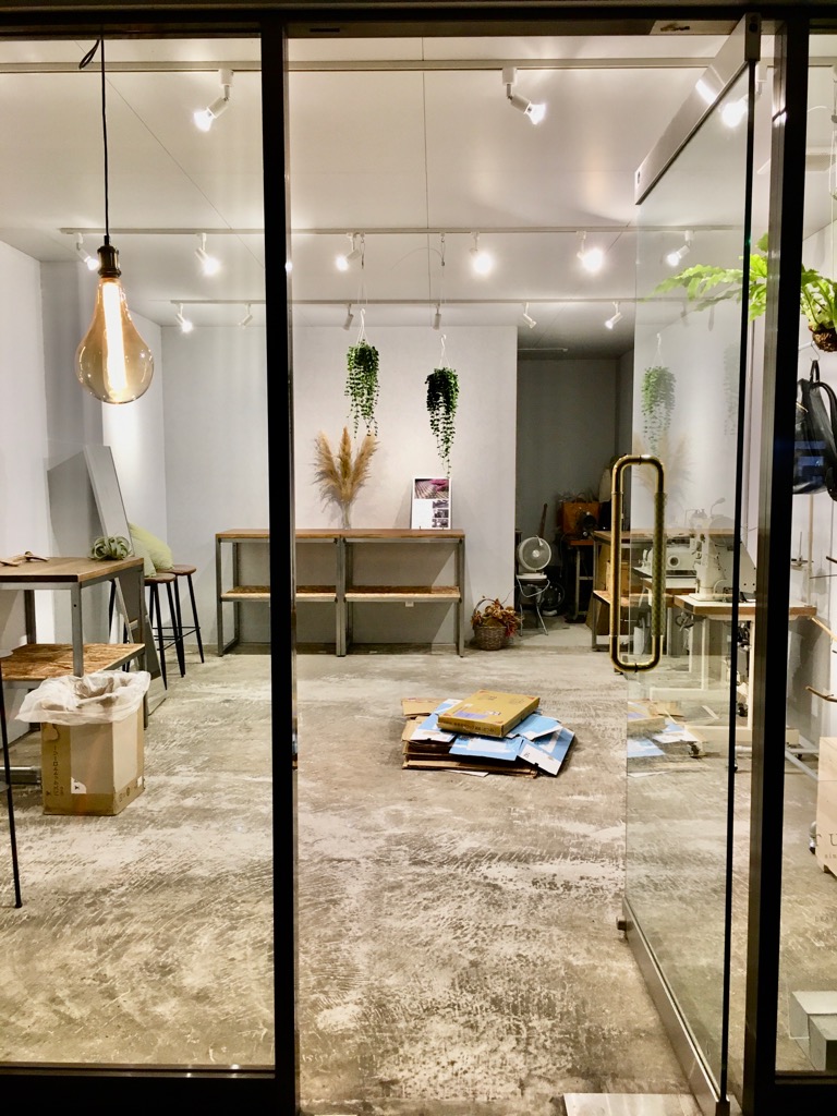 個展用に配置換え中。見やすい動線を意識しています。