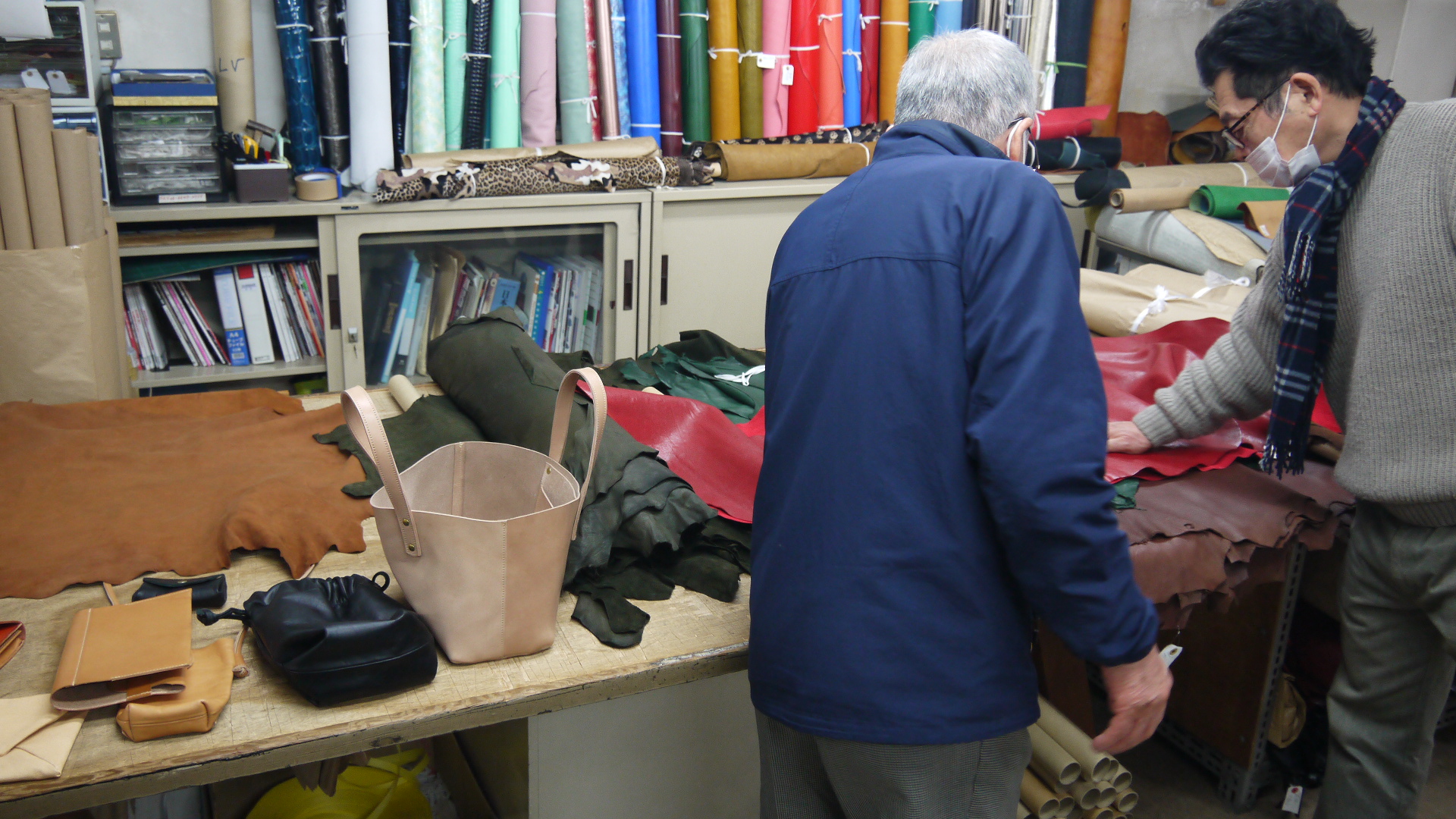 2月分ナニワの革問屋巡り。1組目のお客様をご案内。