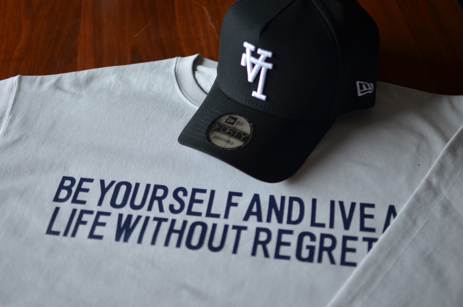 【NEW ERA】上下逆さのLAロゴ！？“逆LAキャップ”で差をつける、ブラックの名作