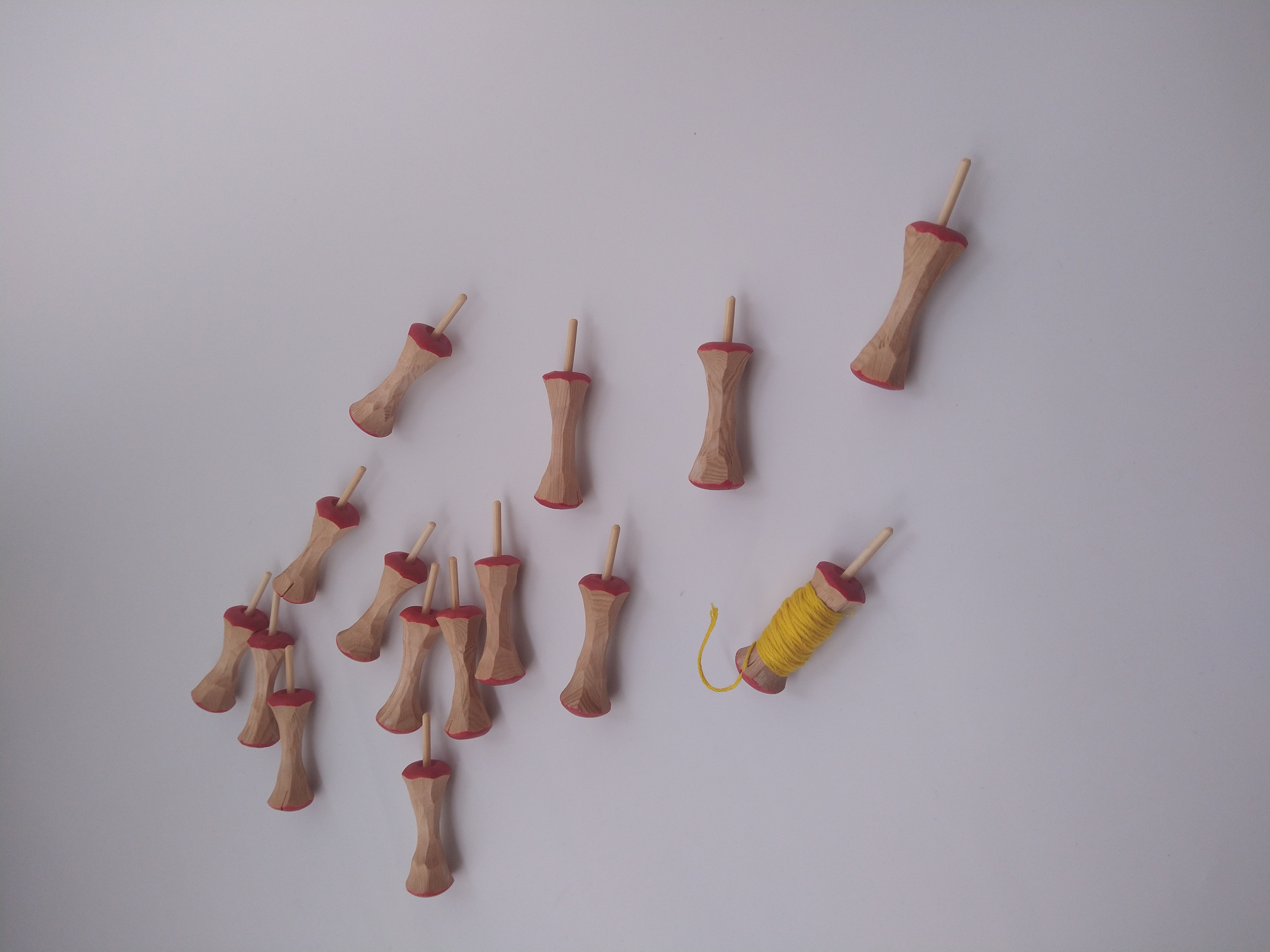 手芸用品を制作中