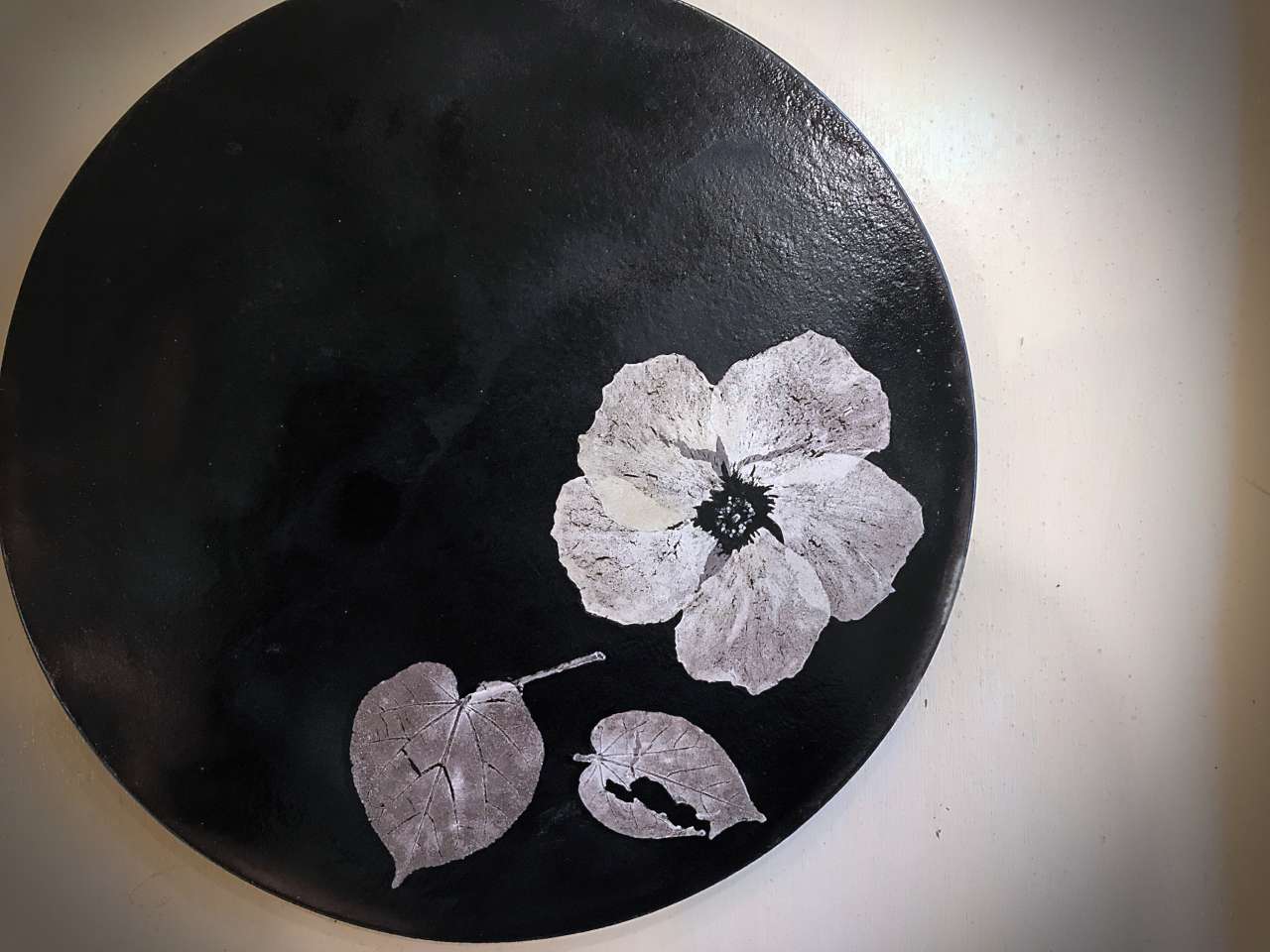 一点ものが生まれるまで ─ ゆうなの花を焼き付けたガラス皿の制作風景